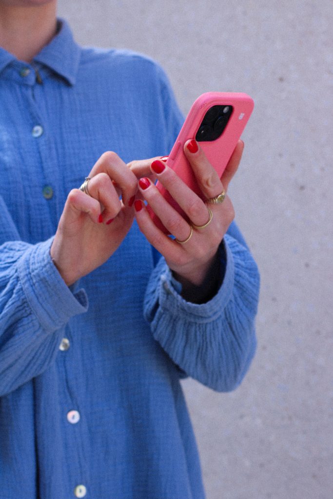 Eine Person tippt auf ihr Handy.